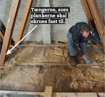 Mål op til plankerne, som skal forhøje spærfødderne ved isolering med papiruld Mål op til plankerne, som skal forhøje spærfødderne ved isolering på loft med papiruld